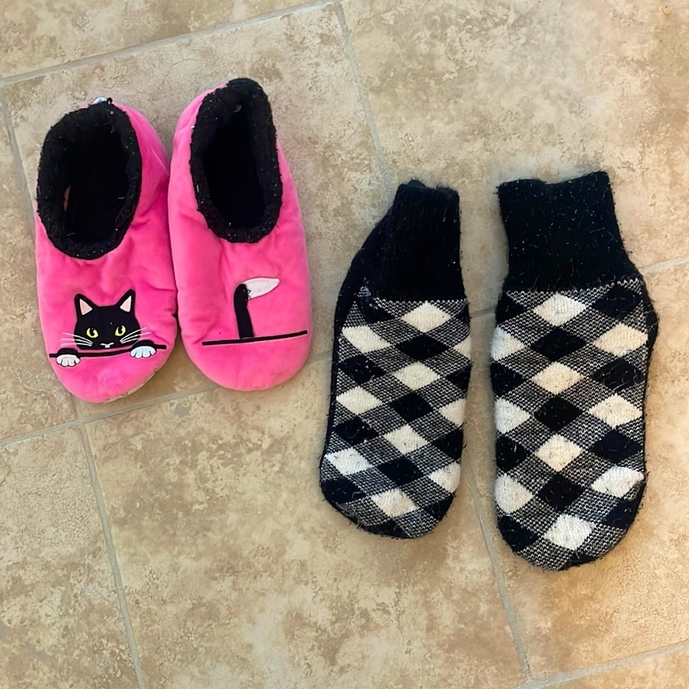 2 Pairs Women's Slippers Size Small​